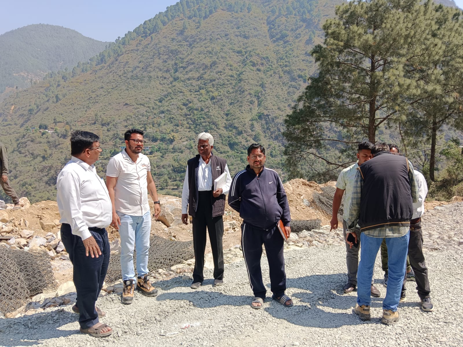 जिला प्रशासन की टीम ने किया राष्ट्रीय राजमार्ग का निरीक्षण