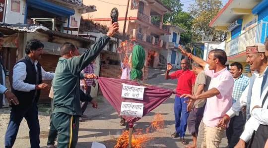 परखाल में पहलगाम आतंकी हमले के विरोध में व्यापारियों ने फूंका पाकिस्तान का पुतला
