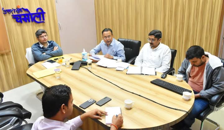 डॉक्टर की अनुपस्थिति पर डीएम ने की कार्यवाही,एक दिन का वेतन काटने व सर्विस ब्रेक के दिये निर्देश