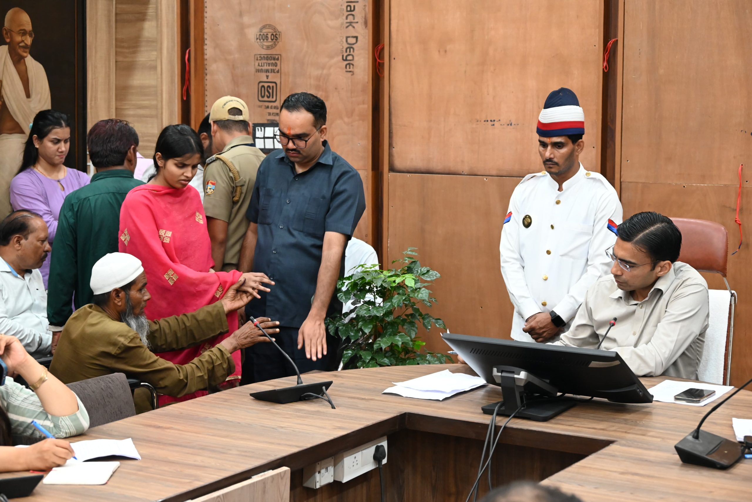 डीएम का जन दर्शन हिट; एक ही छत के नीचे न्याय, शिक्षा, रोजगार, नाफरमानी पर सख्त एक्शन