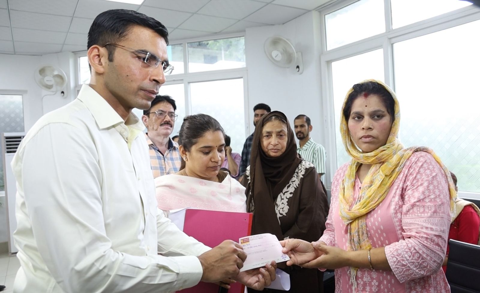 मुख्यमंत्री धामी की प्रेरणा से रायफल फंड से 06 असहाय, निर्बल लोगों को आज डीएम ने प्रदान की 1.50 लाख की आर्थिक सहायता