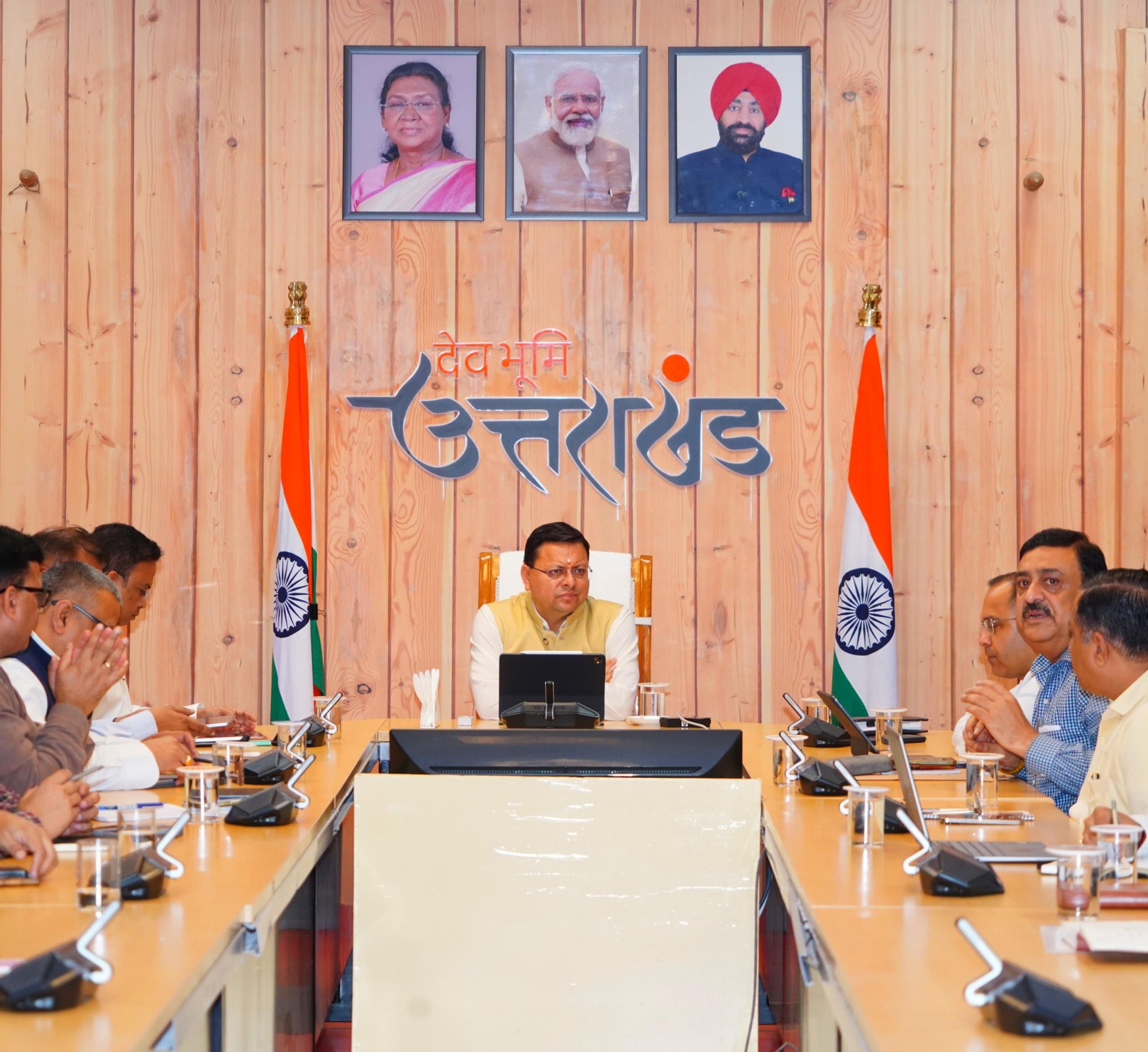 मुख्यमंत्री धामी ने रुद्रपुर में प्रस्तावित 1 लाख करोड़ रूपये की ग्राउंडिंग सेरेमनी के सफल आयोजन के लिए तैयारियाँ समयबद्ध रूप से पूर्ण करने के निर्देश दिए।