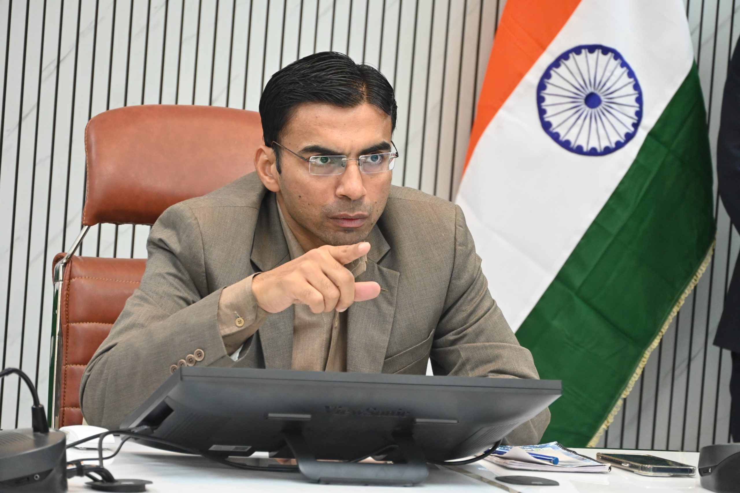 एक और बैंक आया जिला प्रशासन के रडार पर; डीएम ने काटी आरसी हिमालय संवाद डेस्क। देहरादून जिला प्रशासन निरंतर अपने कड़े फैसलों से जहां जनमानस को उनका अधिकार दिला रहा है वहीं जनमानस को अनावश्यक परेशान करने वालों पर भी नकेल कस रहा है, जिससे ऐसा कृत्य करने वालों में प्रशासन का खौफ भी बढा है। बावजूद इसके नये प्रकरण भी सामने आ रहे हैं। जिलाधिकारी सविन के सम्मुख एक ताजा प्रकरण बैंक से आया है जिसमें महिला के पति की मृत्यु हो जाने पर बीमित बैंक ऋण के एवज में सुरक्षा देने के बजाय विधवा महिला को परेशान किया जा रहा है। जिस पर जिलाधिकारी ने सम्बन्धित बैंक सी.एस.एल. फाईनेंस लि0 के प्रबन्धक की 6.50 लाख की आरसी जारी करते हुए निर्धारित समयावधि में जमा कराने के आदेश दिए गए हैं, जमा न कराने की दशा में बैंक शाखा की कुड़की कर वसूली की जाएगी। एक और बैंक आया जिला प्रशासन के रडार पर; डीएम ने काटी आरसी, कभी भी हो सकता है सील; नीलाम, ठप्प। चार बालिकाओं की विधवा मॉ प्रिया को प्रताड़ित करते सीएसएल बैंक व टाटा एआईए इंश्योरेंश का हश्र सर्वव्यापी। डीएम से मुलाकात के ही दिन डीएम का इशारा होते ही तय हो गई बैंक नियतिः आर सी जारी। पहले ऐसे ही एक घटना में जनमन देख चुके हैं दोषी बैंक व पीड़िता शिवानी के दर्द का अंजाम फरियादी के घर दौडे़-दौड़े सम्पति के कागज लेकर गए थे बैंक के अधिकारी। मुख्यमंत्री पुष्कर सिंह धामी की कार्यशैली से प्रेरित जिला प्रशासन के नित नए कड़े व बड़े फैसलों की ऋृंखला जारी है। जिला प्रशासन अपने नए अवतार में है। अब असहाय निर्बल के शोषण की घटनाओं पर प्रशासन अपने प्रचंड रूप में नजर आ रहा है। जनमानस को गुमराह-परेशान करने वालों पर सख्त फैसलों से जहां नकेल कसी जा रही हैं, वहीं जनमानस में भी खुशी की लहर है। विधवा प्रिया के मामले में 6.50 लाख गृह ऋण का बीमा होने के बावजूद बैंक व इंश्योरेंश कम्पनी न ही क्लेम न ही ऋण माफी दे रही है। विधवा महिला फरियादी प्रिया के पति विकास कुमार की मृत्यु उपरांत एक वर्ष से न्याय को भटक रही है, जिला प्रशासन ने बैंक प्रबन्धक की आरसी काट दी है। मृत्यु के उपरान्त आश्रितों की फजीहत करा रहे बैंक, अब फरियादियों को प्रशासन का मिल गया है। डीएम ने ऋण के बीमा का बड़ा खेल पकड़ते हुए बैंक प्रबन्धक की 6.50 लाख की आरसी काट दी है। पति की मृत्यु के उपरान्त आर्थिक तंगी से जूझ रही है। 04 बालिकाओं की विधवा मॉ प्रिया ने डीएम से लगाई गुहार, जिस पर प्रशासन ने आरसी काटते हुए कार्यवाही शुरू कर दी है। इससे पूर्व भी डीएम के सम्मुख एक इसी प्रकार का मामला शिवानी गुप्ता का आया था जिसमें जिला प्रशासन ने बैंक प्रबन्धक की 15.50 लाख की आरसी काटते हुए बैंक सील कर दिया था। जिसके उपरान्त बैंक ने फरियादी का ऋण माफ करते हुए उसकी सम्पत्ति के कागज उसके घर जाकर लौटाए थे। अब ताजा मामला प्रिया का आया है जिसमें जिलाधिकारी गंभीर है तथा बैंक प्रबन्धक की आरसी काट दी है। जिलाधिकारी सविन बंसल के समक्ष 11 जुलाई 2025 को बैंक ऋण से जुड़ा एक प्रकरण आया जिसमें फरियादि प्रिया ने डीएम को बताया कि उनके पति स्व0 विकास कुमार द्वारा 6.50 लाख का बैंक से ऋण लिया था तथा बैंक के अनुरोध पर ऋण का भी बीमा भी करवाया था। बीमा कम्पनी द्वारा ऋण का बीमा करते समय सभी मानकों /जांच जिसमें शारीरिक तथा अन्य समस्त जांच की औपचारिकताएं पूर्ण करते हुए ऋण का बीमा किया गया तथा प्रीमियम शुल्क काटते हुए ऋण भुगतान उनके पति को किया गया। उनके पति की मृत्यु 12 जुलाई 2024 को आकस्मिक मृत्यु हो गई थी।