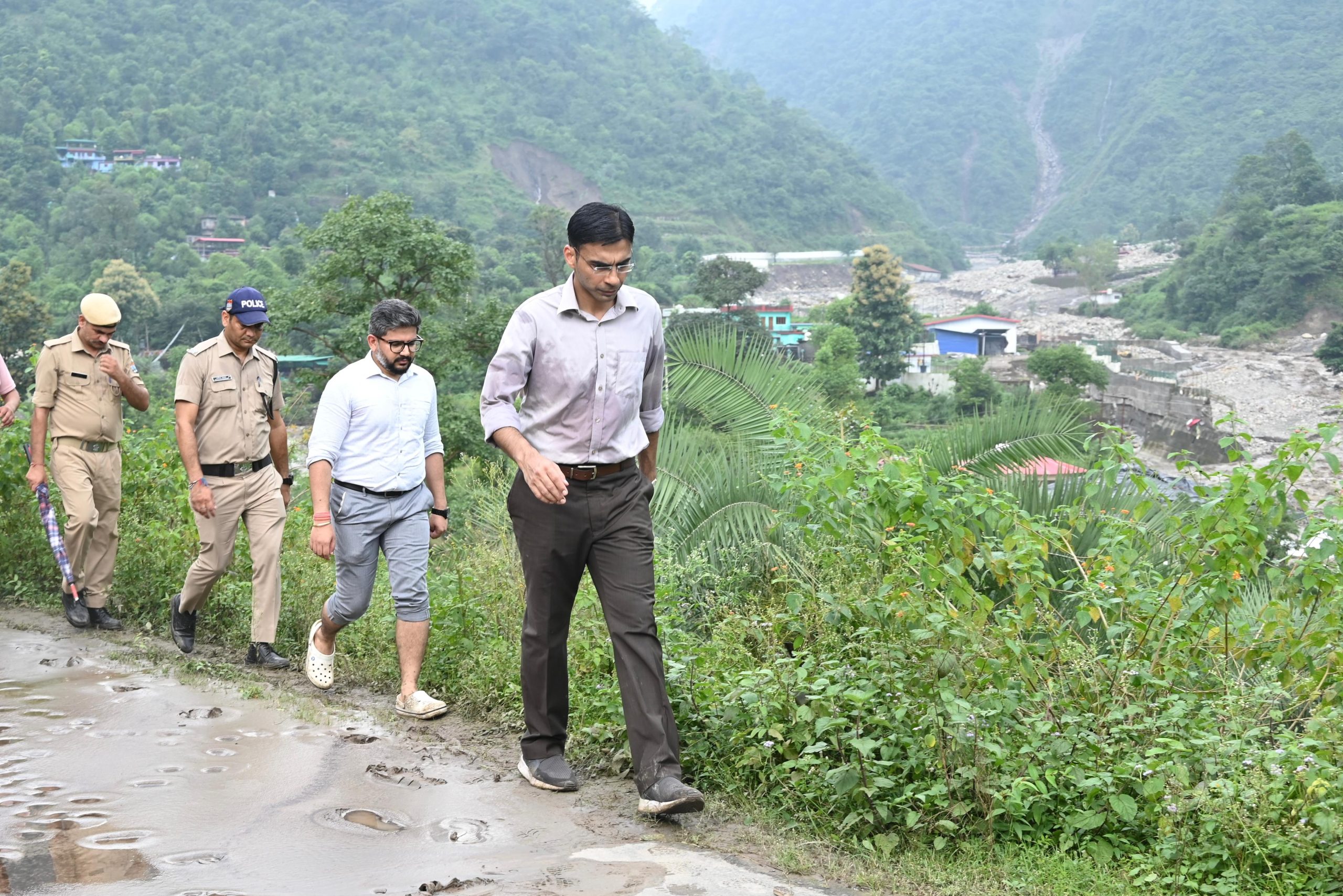 भीषण आपदा प्रभावित क्षेत्र में ग्राउंड जीरो पर डटे रहे देहरादून डीएम,एसएसपी