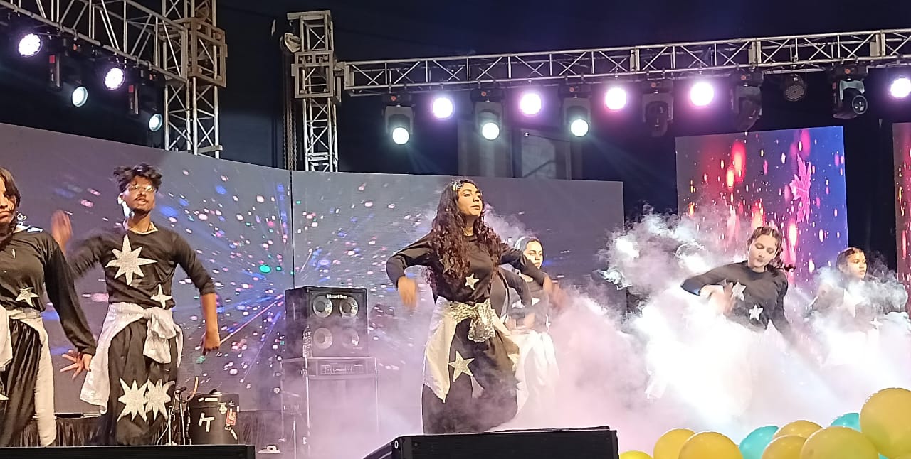 गुरु रामदास इंस्टिट्यूट ऑफ़ मैनेजमेंट एंड टेक्नोलॉजी के "अभिनंदन-2025 " कार्यक्रम में जमकर झूमे छात्र