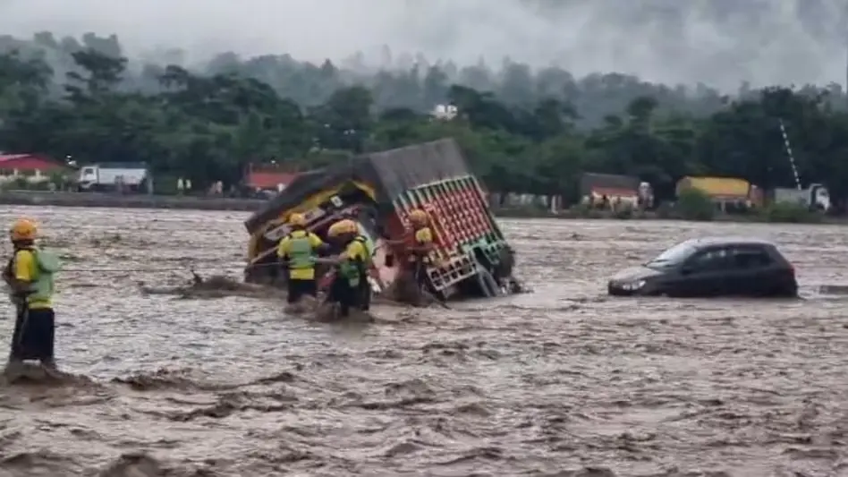 देहरादून के प्रसिद्ध पर्यटन स्थल सहस्त्रधारा में बादल फटने से तबाही, बह गईं दुकानें, लोग लापता