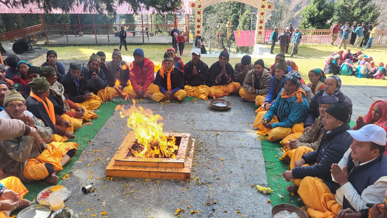 लाटू धाम वाण के कपाट छह माह के लिए बंद,भक्तों की उमड़ी भीड़