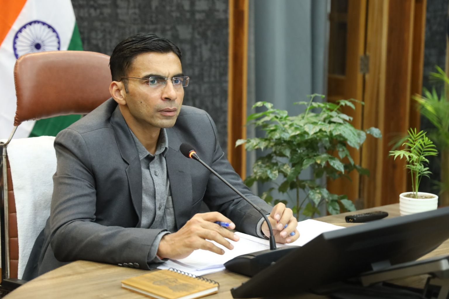 मुख्यमंत्री हेल्पलाइन मामलों में लापरवाही बर्दाश्त नहीं: डीएम सविन बंसल