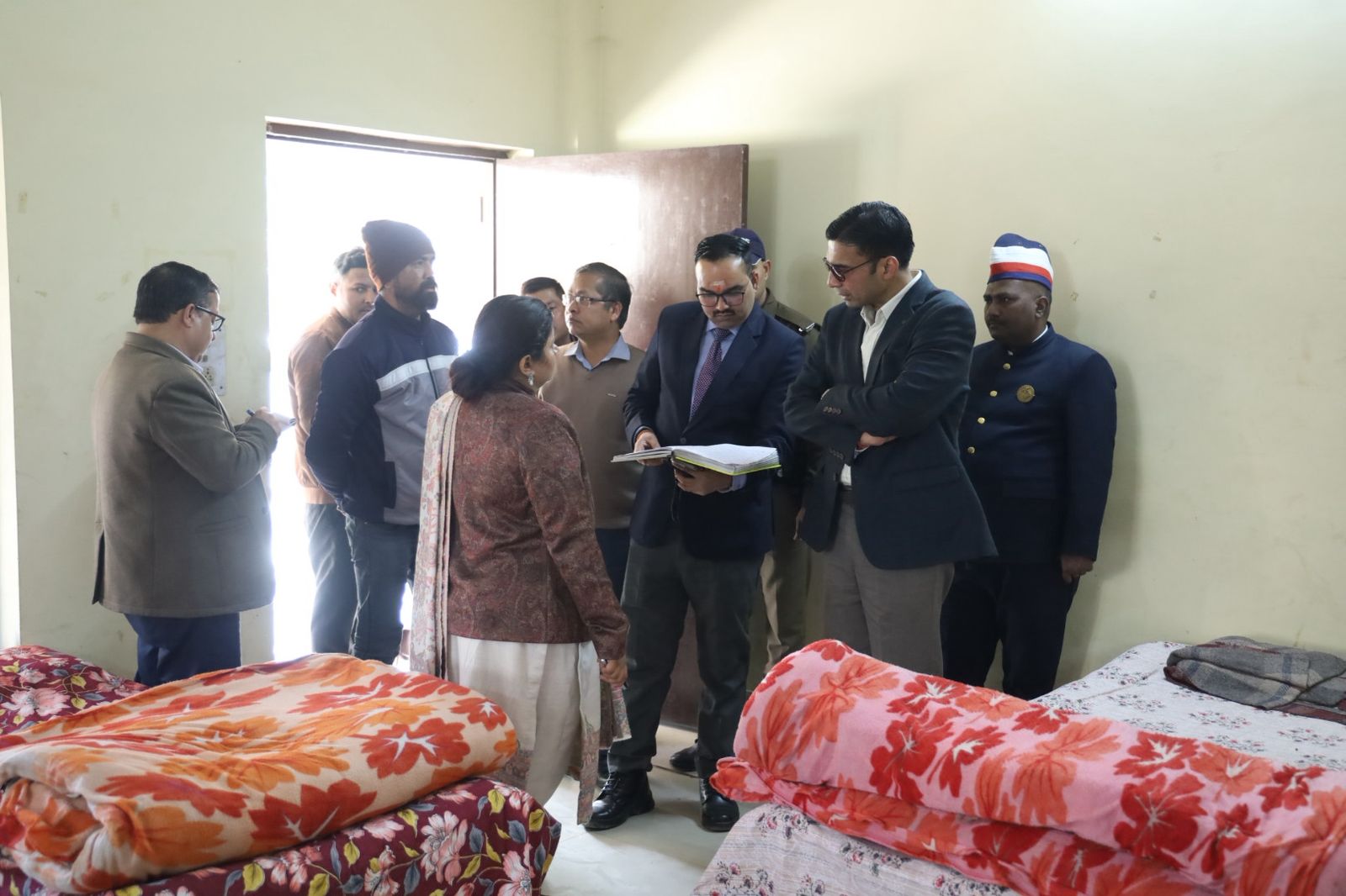 रैनबसेरों में शौचालय, पेयजल, प्रकाश, बिस्तर सहित अन्य आवश्यक मूलभूत सुविधाएं रहें उपलब्धः डीएम देहरादून