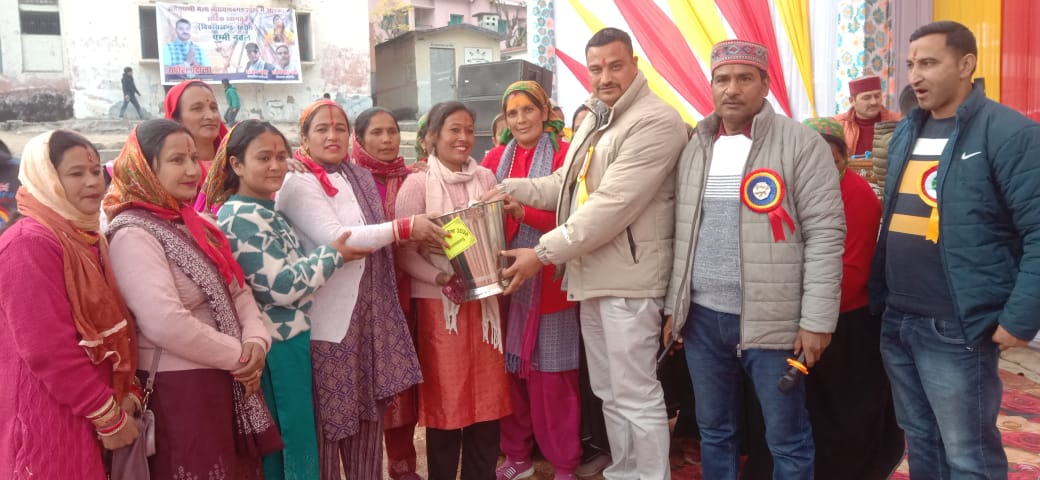 नारायणबगड़ में उत्तरायणी कौथीक का हुआ शानदार आगाज, पम्मी नवल के धनुर्धारी गीत पर जमकर थिरके कौथिगेर