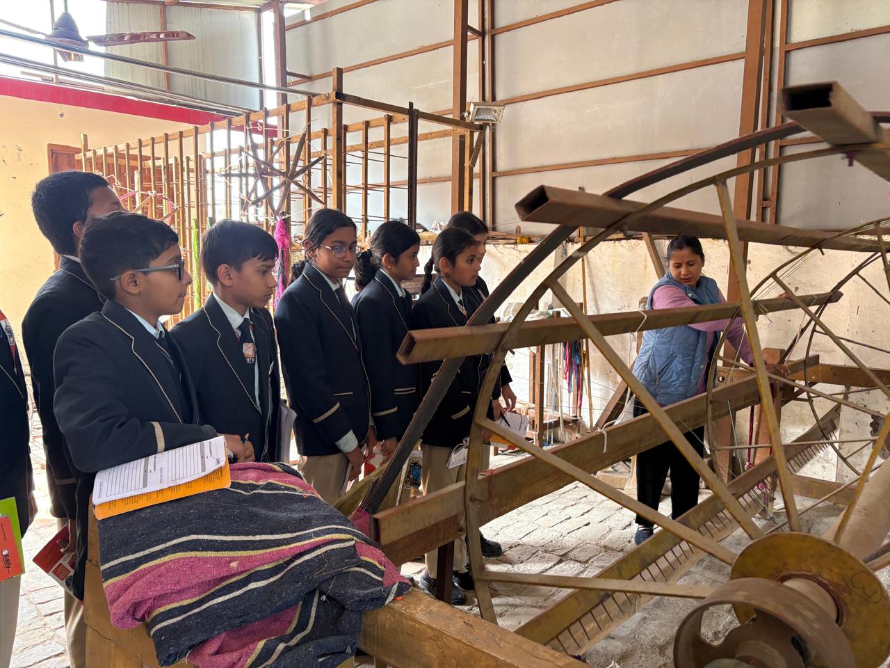 एडीफाई वर्ल्ड स्कूल के छात्र-छात्राओं ने सीखें हथकरघा एवं हस्तशिल्प की बारीकियां