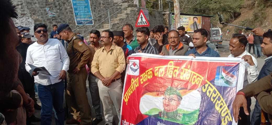भराड़ीसैंण विधानसभा सत्र के दौरान पीआरडी जवानों का जोरदार प्रदर्शन, दो सूत्रीय मांगों को लेकर सौंपा ज्ञापन