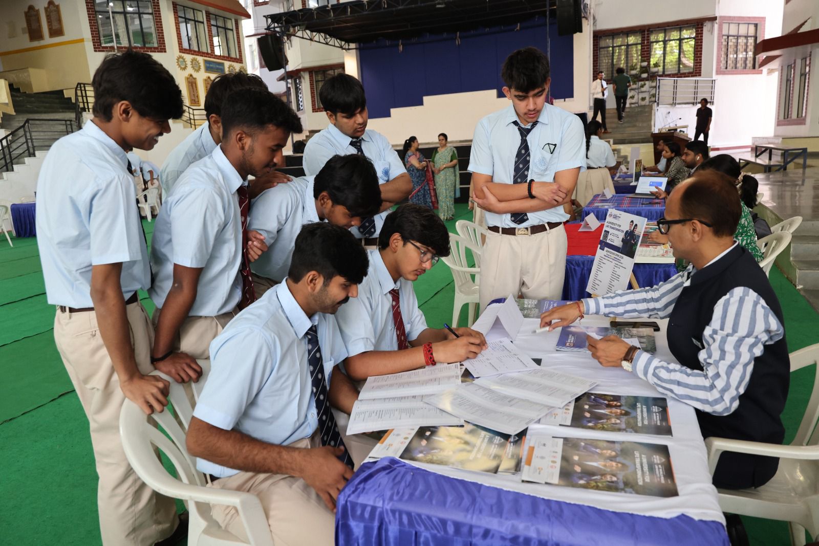 आर्यन स्कूल में विद्यार्थियों के लिए यूनिवर्सिटी फेयर का किया आयोजन