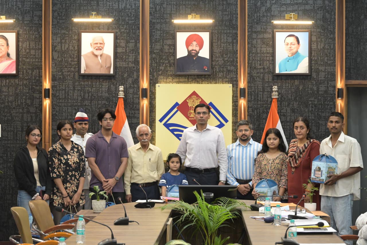 जिलाधिकारी सविन बंसल ने पीएम केयर्स चिल्ड्रन योजना के अंतर्गत लाभार्थी बच्चों से किया संवाद