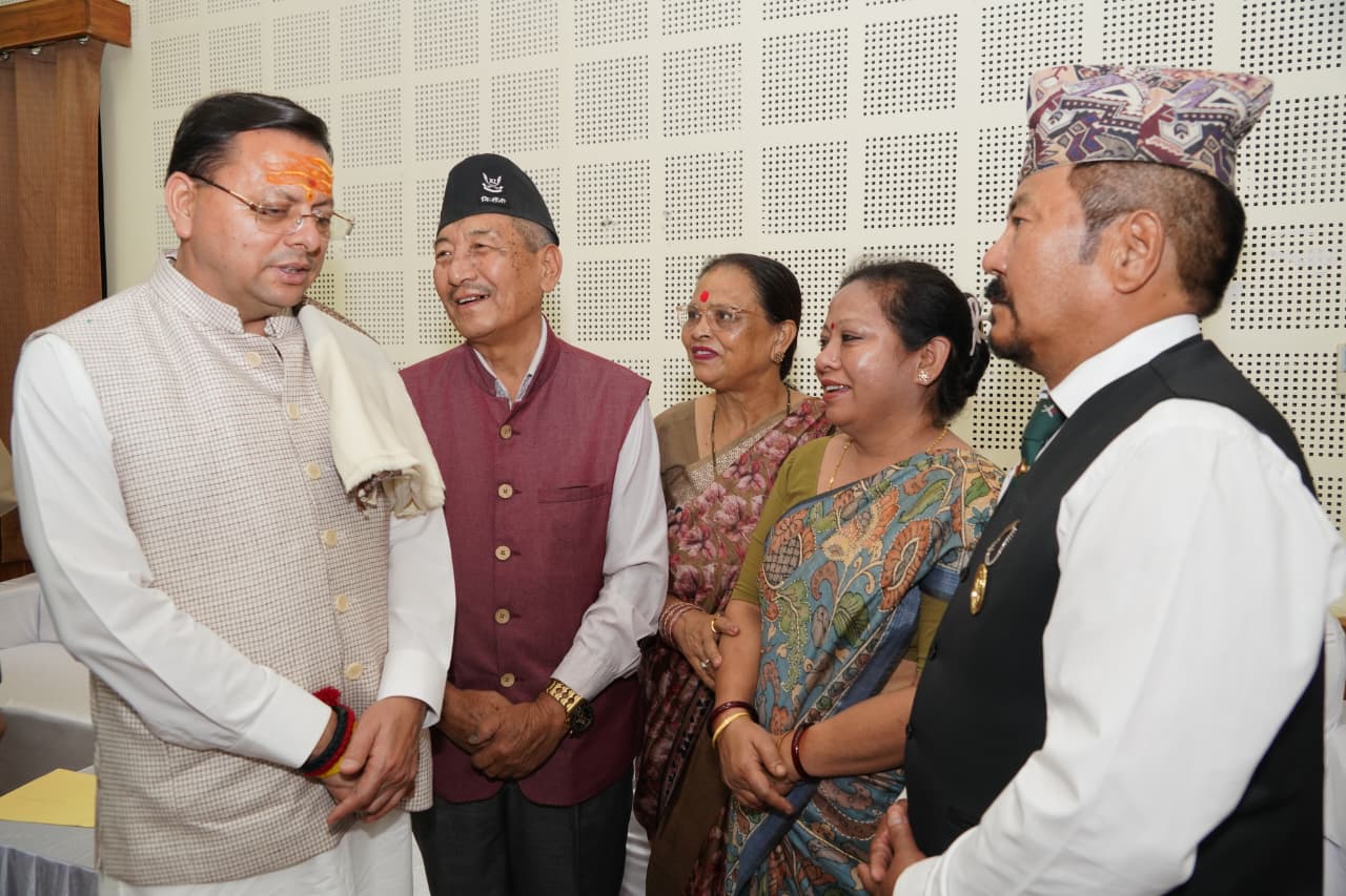 मुख्यमंत्री पुष्कर सिंह धामी ने मुख्य सेवक सदन में प्रदेश के विभिन्न जनपदों से आए लोगों की समस्याओं को सुना