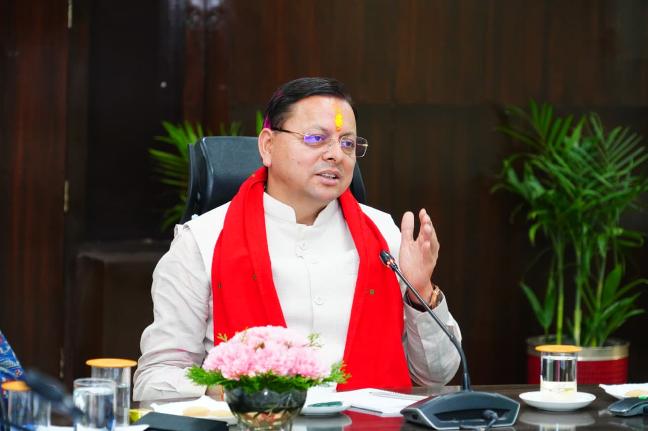 मुख्यमंत्री पुष्कर सिंह धामी ने आज सचिवालय में आयोजित मुख्यमंत्री घोषणाओं की समीक्षा बैठक में अधिकारियों के बिना तैयारी के उपस्थित होने पर सख्त नाराजगी व्यक्त की। मुख्यमंत्री ने स्पष्ट शब्दों में कहा कि मुख्यमंत्री घोषणाओं की समीक्षा अत्यंत महत्वपूर्ण विषय है और इस प्रकार की बैठकों में बिना पूरी तैयारी के आना किसी भी स्थिति में स्वीकार नहीं किया जाएगा। उन्होंने अधिकारियों को कड़ी चेतावनी देते हुए कहा कि भविष्य में सभी अधिकारी पूर्ण तैयारी और तथ्यात्मक जानकारी के साथ ही बैठक में उपस्थित हों। मुख्यमंत्री ने विभागों एवं अधिकारियों के बीच आपसी समन्वय और संवाद की कमी पर भी कड़ी नाराजगी व्यक्त की। उन्होंने कहा कि कई मामलों में विभागीय तालमेल के अभाव के कारण विकास कार्य अनावश्यक रूप से लंबित हो रहे हैं, जो स्वीकार्य नहीं है। मुख्यमंत्री ने सभी सचिवों को संबंधित विधानसभा क्षेत्रों की घोषणाओं की एक बार पुनः गहन समीक्षा करने के कड़े निर्देश दिए। मुख्यमंत्री धामी ने कहा कि मुख्यमंत्री घोषणाएं सरकार की सर्वोच्च प्राथमिकता का विषय हैं और जनता से किए गए वादों को समयबद्ध तरीके से पूरा करना सरकार की प्रतिबद्धता है। उन्होंने निर्देश दिए कि किस विभाग में कितने प्रतिशत घोषणाएं पूर्ण हो चुकी हैं और कितनी लंबित हैं, इसकी विस्तृत रिपोर्ट तत्काल प्रस्तुत की जाए। मुख्यमंत्री ने सभी लंबित घोषणाओं के संबंध में 15 जून तक शासनादेश जारी करने के निर्देश दिए। साथ ही जिन कार्यों के शासनादेश जारी हो चुके हैं, उन पर तत्काल कार्य प्रारंभ सुनिश्चित करने को कहा। उन्होंने स्पष्ट किया कि अनावश्यक देरी किसी भी स्तर पर बर्दाश्त नहीं की जाएगी। मुख्यमंत्री ने इस बात पर भी कड़ी नाराजगी व्यक्त की कि कई स्थानों पर घोषणाओं के अनुरूप कार्य प्रारंभ होने के बावजूद शिलापट्ट नहीं लगाए गए हैं। उन्होंने कहा कि संबंधित कार्यस्थलों पर शिलापट्ट लगाना सुनिश्चित किया जाए, अन्यथा संबंधित जिलाधिकारी इसकी जिम्मेदारी तय करेंगे। मुख्यमंत्री ने जिला प्रशासन की कार्यप्रणाली पर भी नाराजगी जताते हुए कहा कि जो विषय जिला स्तर पर हल हो सकते हैं, उन्हें अनावश्यक रूप से शासन स्तर पर लंबित रखना उचित नहीं है। उन्होंने निर्देश दिए कि जिस स्तर पर कार्य लंबित है, उसी स्तर पर उसका तत्काल समाधान किया जाए। मुख्यमंत्री ने सभी सचिवों को निर्देश दिए कि 15 जून से पहले सभी लंबित घोषणाओं की पुनः समीक्षा बैठक आयोजित की जाए और प्रत्येक कार्य की अद्यतन स्थिति प्रस्तुत की जाए। इसके उपरांत मुख्यमंत्री पुष्कर सिंह धामी ने अल्मोड़ा जनपद के विधानसभा क्षेत्र सल्ट, रानीखेत, सोमेश्वर एवं जागेश्वर से संबंधित विभिन्न विकास घोषणाओं की विस्तृत समीक्षा की। मुख्यमंत्री ने अधिकारियों को निर्देश दिए कि जनता से किए गए सभी वादों और घोषणाओं को निर्धारित समयसीमा के भीतर धरातल पर उतारा जाए तथा विकास कार्यों में किसी प्रकार की शिथिलता न बरती जाए।मुख्यमंत्री ने कहा कि राज्य सरकार प्रदेश के प्रत्येक क्षेत्र के संतुलित विकास के लिए प्रतिबद्ध है और दूरस्थ पर्वतीय क्षेत्रों तक विकास योजनाओं का लाभ पहुंचाना सरकार की सर्वोच्च प्राथमिकता है। उन्होंने कहा कि जिन घोषणाओं पर शासनादेश जारी हो चुके हैं, उनके कार्यों में तेजी लाई जाए तथा लंबित मामलों का शीघ्र निस्तारण सुनिश्चित किया जाए। समीक्षा के दौरान विधानसभा क्षेत्र सोमेश्वर की कुल 90 घोषणाओं की प्रगति पर चर्चा की गई। इनमें बड़ी संख्या में घोषणाओं पर शासनादेश जारी किए जा चुके हैं तथा अनेक कार्यों पर तेजी से कार्यवाही चल रही है। मुख्यमंत्री ने विशेष रूप से पेयजल, सिंचाई, चिकित्सा-स्वास्थ्य, विद्यालयी शिक्षा, ऊर्जा, कृषि एवं कृषक कल्याण सहित विभिन्न विभागों से संबंधित लंबित मामलों में शीघ्र प्रगति लाने के निर्देश दिए। विधानसभा क्षेत्र सल्ट की कुल 69 घोषणाओं की समीक्षा के दौरान बताया गया कि अनेक घोषणाओं पर शासनादेश जारी कर कार्य प्रारंभ किए जा चुके हैं। मुख्यमंत्री ने धर्मस्व, ग्राम्य विकास, चिकित्सा-स्वास्थ्य, पर्यटन, लोक निर्माण, शिक्षा एवं शहरी विकास से जुड़े लंबित कार्यों में तेजी लाने के निर्देश दिए। विधानसभा क्षेत्र रानीखेत की कुल 33 घोषणाओं की समीक्षा करते हुए मुख्यमंत्री ने कहा कि क्षेत्र में सड़क, पर्यटन, सिंचाई, स्वास्थ्य, खेल और आधारभूत सुविधाओं से संबंधित योजनाएं स्थानीय विकास में महत्वपूर्ण भूमिका निभाएंगी। उन्होंने अधिकारियों को निर्देश दिए कि अपूर्ण एवं लंबित कार्यों को प्राथमिकता के आधार पर पूरा किया जाए। वहीं विधानसभा क्षेत्र जागेश्वर की कुल 48 घोषणाओं की समीक्षा के दौरान मुख्यमंत्री ने पर्यटन, पेयजल, युवा कल्याण, शिक्षा, संस्कृति, आवास और धार्मिक महत्व की योजनाओं को शीघ्र पूरा करने पर बल दिया। उन्होंने कहा कि जागेश्वर क्षेत्र धार्मिक एवं पर्यटन की दृष्टि से अत्यंत महत्वपूर्ण है, इसलिए यहां की विकास परियोजनाओं में तेजी लाई जाए। मुख्यमंत्री धामी ने कहा कि राज्य सरकार विकल्प रहित संकल्प के साथ प्रदेश के अंतिम छोर तक विकास पहुंचाने के लिए निरंतर कार्य कर रही है। उन्होंने कहा कि विकास योजनाओं की नियमित समीक्षा का उद्देश्य यही है कि आम जनता को समय पर योजनाओं का लाभ मिले और उत्तराखंड विकास के नए आयाम स्थापित करे। बैठक में कैबिनेट मंत्री रेखा आर्य, विधायक सल्ट, रानीखेत एवं जागेश्वर, मुख्य सचिव आनंद बर्द्धन, प्रमुख सचिव आर.के. सुधांशु सहित सभी संबंधित विभागों के सचिव तथा संबंधित जिलों के जिलाधिकारी उपस्थित रहे।