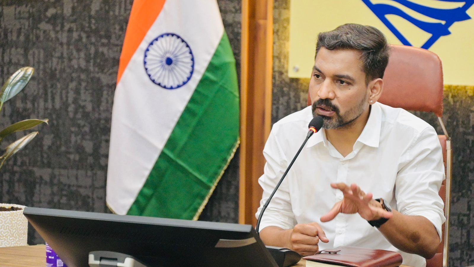 विकास कार्यों की मैदानी हकीकत पर होगी अफसरों की जवाबदेही, डीएम ने मांगी स्थलीय निरीक्षण रिपोर्ट