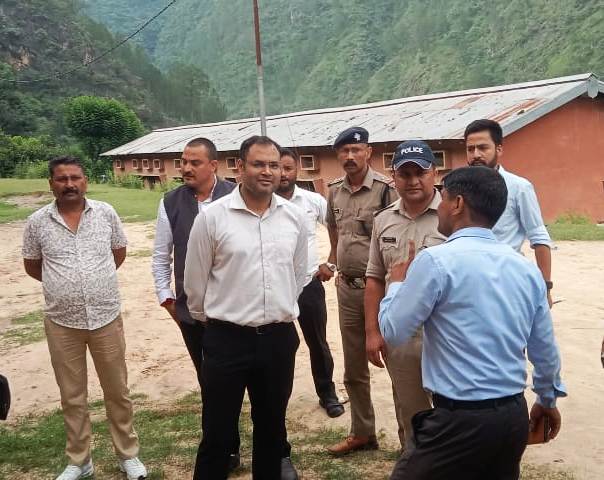 अतिवृष्टि प्रभावित नारायणबगड़ क्षेत्र का डीएम ने किया स्थलीय निरीक्षण, राहत एवं पुनर्स्थापन कार्यों में तेजी लाने के निर्देश