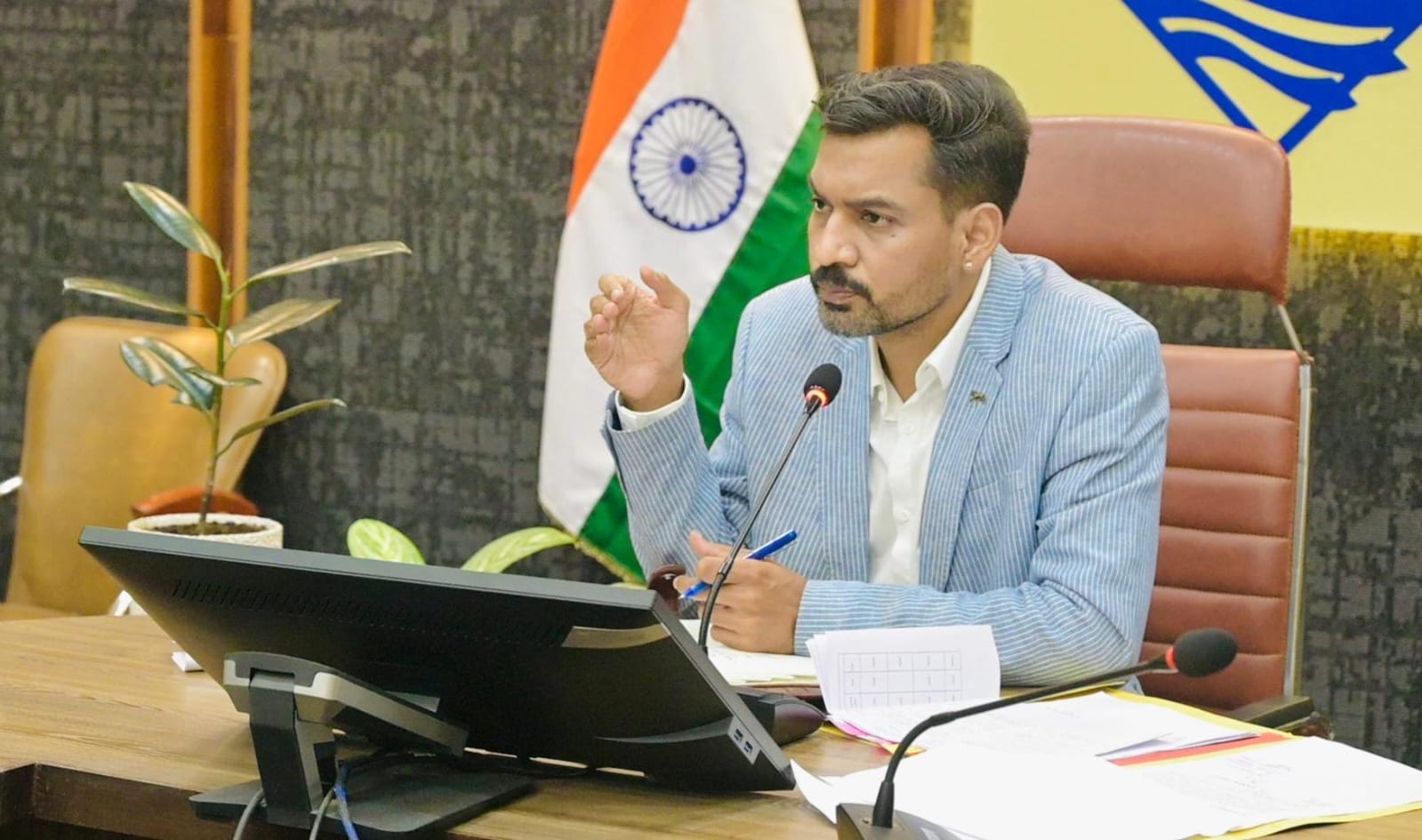 जनपद में मानसून और स्वच्छता व्यवस्था को लेकर जिलाधिकारी ने की समीक्षा बैठक: अधिकारियों को दी सख्त चेतावनी