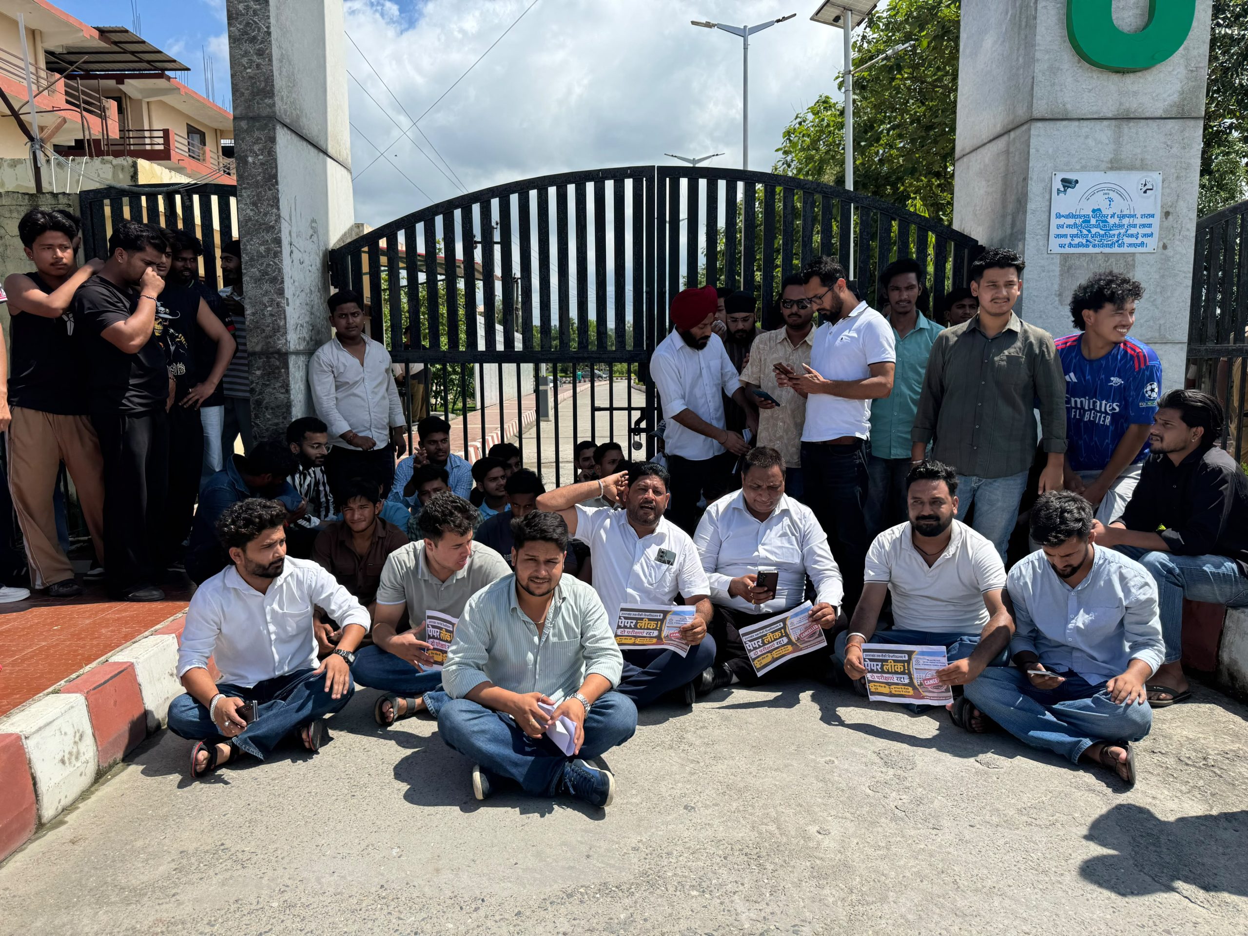 पूर्व छात्र संघ अध्यक्ष सिद्धार्थ अग्रवाल की अगुवाई में छात्रों ने किया वीर माधो सिंह भंडारी उत्तराखंड प्रौद्योगिकी विश्वविद्यालय में प्रदर्शन।