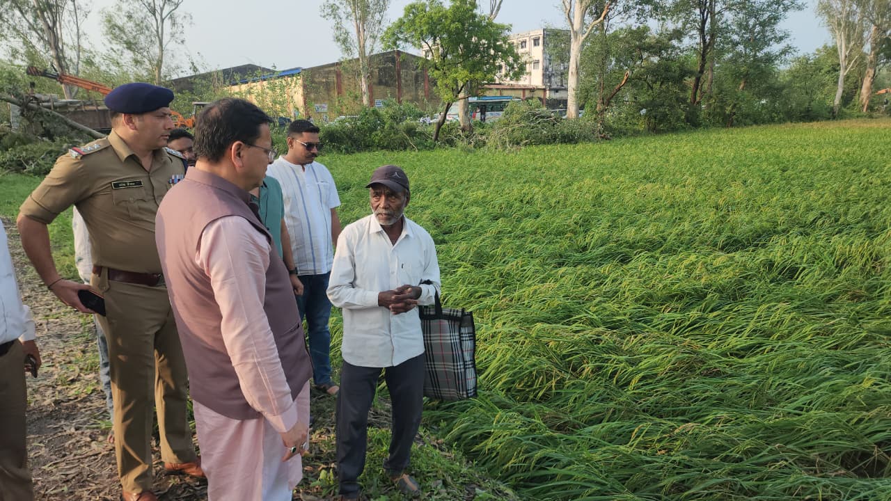 मुख्यमंत्री धामी ने ओलावृष्टि के बाद प्रभावित क्षेत्रों का बाजपुर में किया स्थलीय निरीक्षण