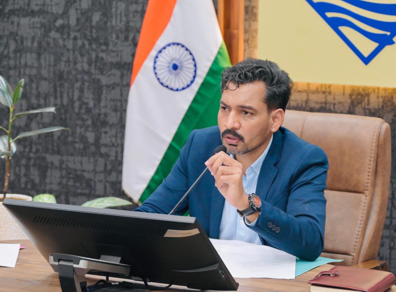 विधानसभा चुनाव से पहले सभी शैडो एरिया में नेटवर्क पहुंचाने के डीएम ने दिए सख्त निर्देश